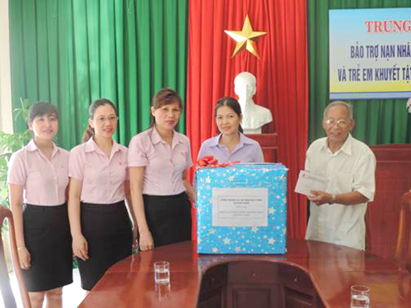 Công đoàn cơ sở NHCSXH tỉnh Quảng Nam thăm hỏi, tặng quà cho Hội nạn nhân chất độc da cam/dioxin
