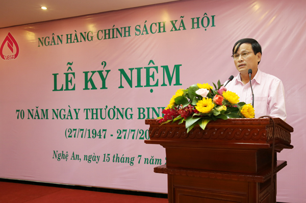 Thương binh - Phó Giám đốc NHCSXH tỉnh Quảng Nam Nguyễn Xuân Hiền xúc động phát biểu ý kiến