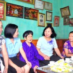 Công đoàn cơ sở NHCSXH tỉnh Tuyên Quang thăm hỏi mẹ Nguyễn Thị Nhớn