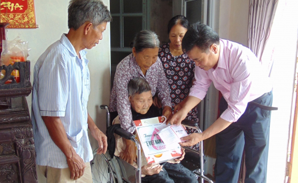 Lãnh đạo NHCSXH tỉnh Thái Bình thăm hỏi và tặng quà cho Mẹ Việt Nam Anh hùng Phạm Thị Tý, 95 tuổi ở xã Hồng Phong, huyện Vũ Thư