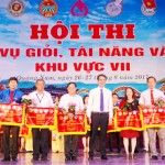 Ban Tổ chức trao giải Nhất và chúc mừng đội thi tỉnh Quảng Nam
