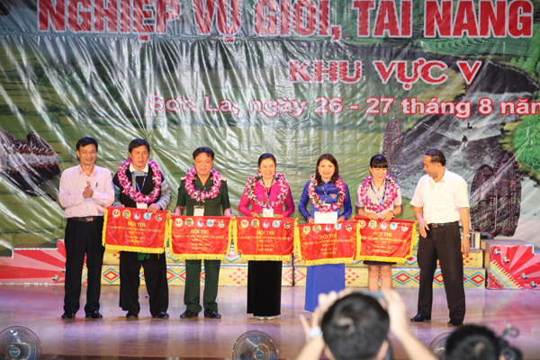 Ban Tổ chức trao giải Nhất cho đội thi tỉnh Hòa Bình
