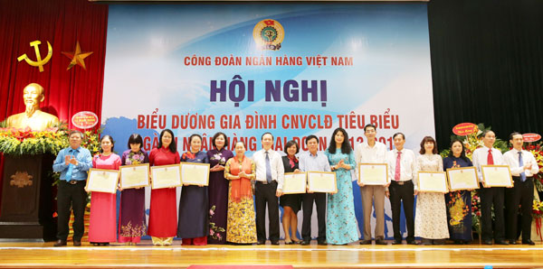 Ông Hoàng Liên Sơn (thứ 6, từ phải qua) nhận Bằng khen của Tổng LĐLĐ Việt Nam