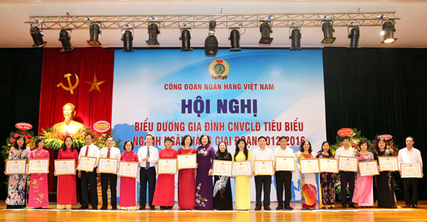 Lãnh đạo NHNN Việt Nam chúc mừng và trao Bằng khen của Thống đốc cho các gia đình tiêu biểu, xuất sắc