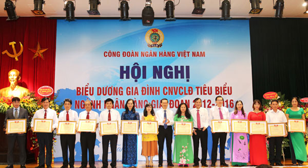 Lãnh đạo NHNN Việt Nam chúc mừng và trao Bằng khen của Công đoàn Ngân hàng Việt Nam cho các gia đình có thành tích trong phong trào thi đua “Xây dựng gia đình thời kỳ CNH-HĐH đất nước giai đoạn 2012 - 2016”