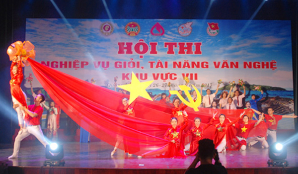 Ấn tượng với màn hát múa “Vinh Quang Việt Nam” của đội thi tỉnh Khánh Hòa