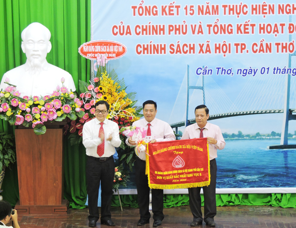 NHCSXH thành phố Cần Thơ nhận Cờ thi đua của NHCSXH Việt Nam về đơn vị xuất sắc nhất khu vực