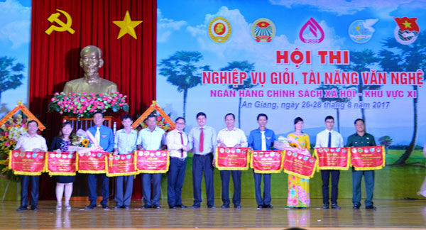 Ban Tổ chức trao giải Nhì cho đội thi tỉnh Sóc Trăng và Bạc Liêu