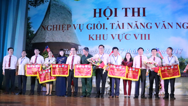 Ban Tổ chức trao giải Ba cho đội thi tỉnh Đắk Nông, Kon Tum và Gia Lai