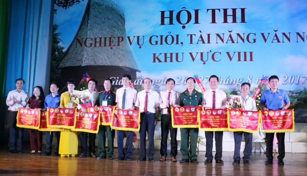 Ban Tổ chức trao giải Nhì cho đội thi Đắk Lắk và tỉnh Bình Phước