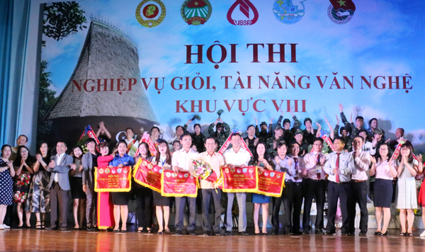 Ban Tổ chức trao giải Nhất cho đội thi của tỉnh Lâm Đồng