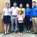 Đoàn viên thanh viên chi đoàn NHCSXH huyện Nghĩa Đàn động viên mẹ con chị Nguyễn Thị Quyên vượt qua khó khăn
