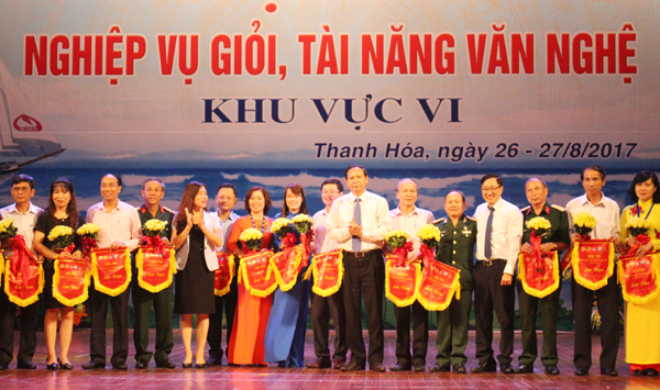 Các đội thi thuộc các tỉnh nhận Cờ lưu niệm của Ban Tổ chức