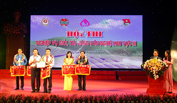 Ban Tổ chức trao giải Nhất cho đội thi của tỉnh Vĩnh Phúc