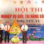 Đồng chí Dương Quyết Thắng (bìa phải), Bí thư Đảng ủy NHCSXH TW, Ủy viên HĐQT - Tổng Giám đốc chúc mừng Hội thi khu vực VI