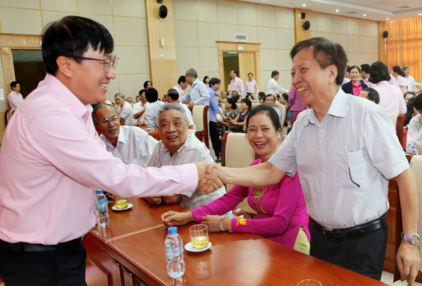 Tổng Giám đốc Dương Quyết Thắng hỏi thăm sức khỏe các đại biểu