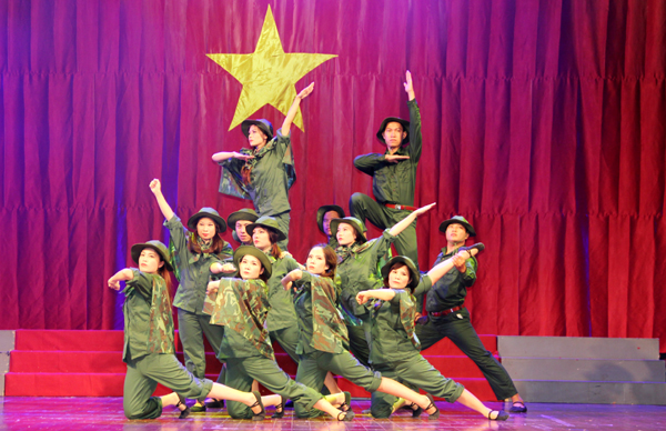 Tiết mục múa độc lập “Huyền thoại hang 8 cô” của đội thi tỉnh Quảng Bình đã mang lại niềm xúc động cho khán giả