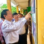 Phó Thủ tướng Vương Đình Huệ kiểm tra thông tin liên quan đến các chương trình tín dụng chính sách xã hội của Chính phủ được NHCSXH niêm yết công khai ngay tại trụ sở UBND xã Tú Sơn