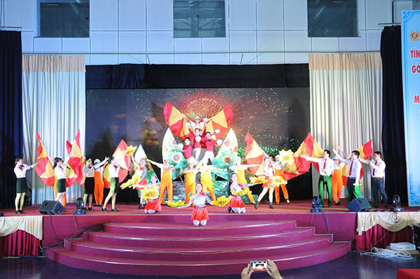 Đội thi tỉnh Tây Ninh với tiết mục ca múa “Khúc hát ngân hàng - Tây Ninh khúc ca ngày mới” 