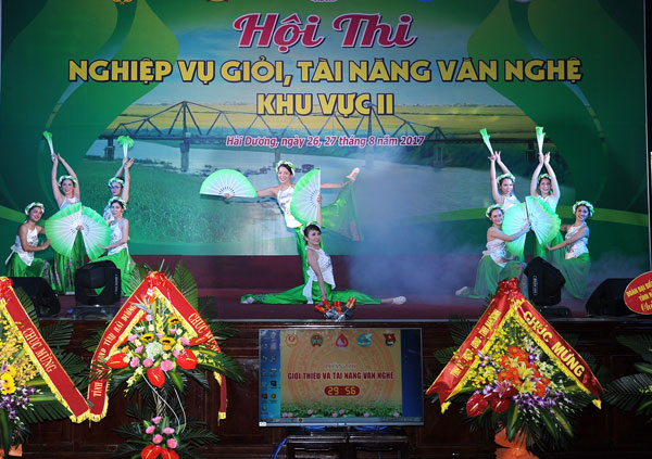 Tiết mục múa Duyên dáng Việt Nam của đội thi tỉnh Hưng Yên