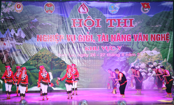 Tiết mục múa dân tộc của đội thi tỉnh Lào Cai   
