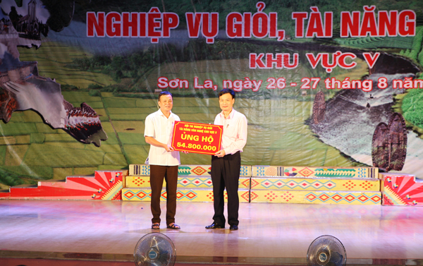 Đại diện UBMTTQ tỉnh Sơn La tiếp nhận hỗ trợ từ Ban Tổ chức Hội thi