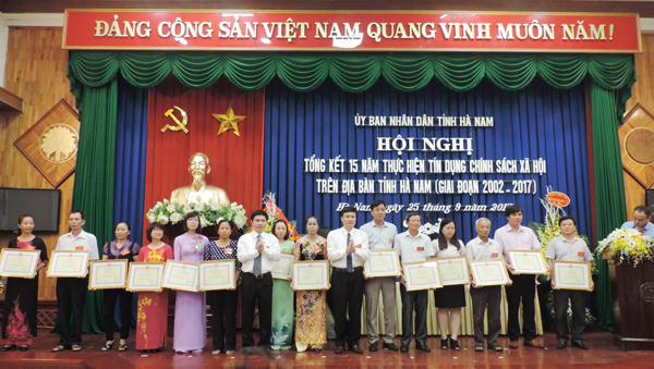 Các tập thể, cá nhân nhận Bằng khen của UBND tỉnh Hà Nam