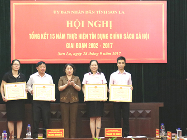 Đồng chí Tráng Thị Xuân trao Bằng khen của UBND tỉnh cho các tập thể