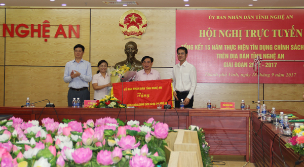 Lãnh đạo NHCSXH tỉnh Nghệ An nhận bức trướng “NHCSXH tỉnh Nghệ An - 15 đoàn kết, xây dựng, đổi mới và phát triển” từ UBND tỉnh
