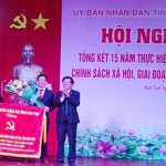 Phó Chủ tịch UBND tỉnh Lê Ngọc Tuấn trao bức trướng của BCH Đảng bộ tỉnh Kon Tum tặng NHCSXH tỉnh với dòng chữ “Đoàn kết, đổi mới, vì mục tiêu giảm nghèo và xây dựng nông thôn mới”