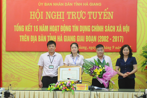Phó Chủ tịch HĐND tỉnh Chúng Thị Chiên trao Bằng khen của Chủ tịch UBND tỉnh cho các tập thể