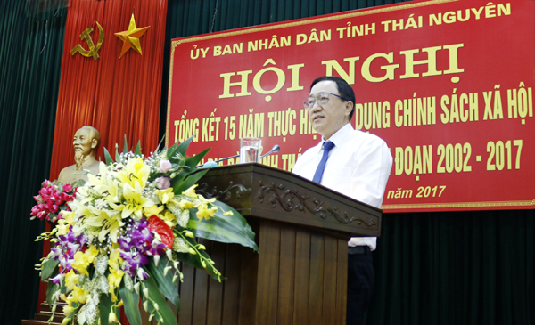 Đồng chí Dương Quyết Thắng, Bí thư Đảng ủy NHCSXH TW - Tổng Giám đốc phát biểu tại Hội nghị