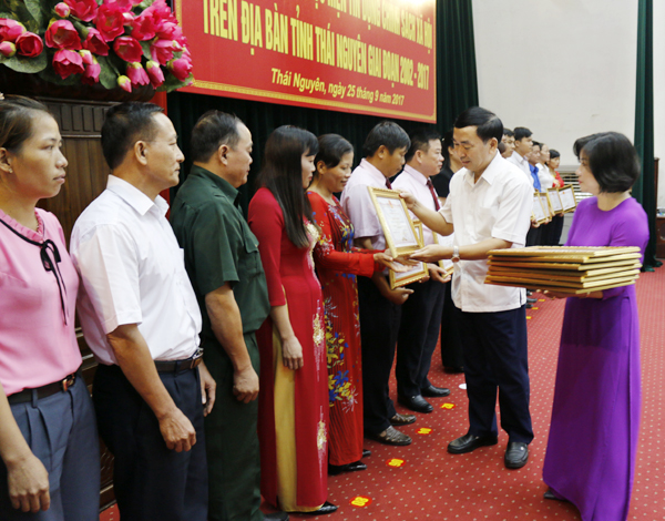 Đồng chí Trần Quốc Tỏ, Ủy viên BCH TW Đảng - Bí thư Tỉnh ủy tỉnh Thái Nguyên chúc mừng và trao Bằng khen của UBND tỉnh cho các tập thể, cá nhân có thành tích xuất sắc trong hoạt động tín dụng chính sách 15 năm qua