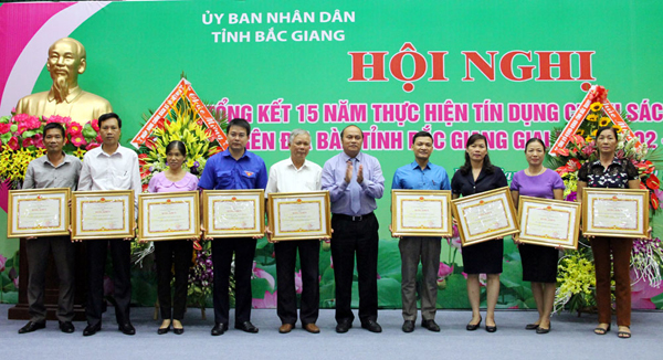 Chủ tịch UBND tỉnh Nguyễn Văn Linh tặng Bằng khen cho các tập thể, cá nhân tiêu biểu