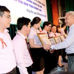 Đồng chí Nguyễn Phú Cường, Ủy viên BCH Trung ương Đảng - Bí thư Tỉnh ủy tỉnh Đồng Nai tặng Bằng khen cho các tập thể, cá nhân