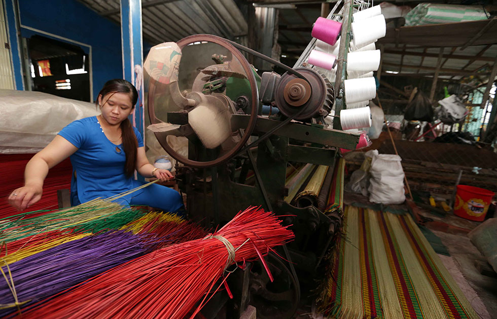 Từ 20 triệu đồng vốn chương trình giải quyết việc làm, gia đình ông Cao Văn Hiền ở xã Định An, huyện Lấp Vò đã có điều kiện mua sắm thiết bị máy móc và nguyên liệu để phát triển nghề dệt chiếu truyền thống
