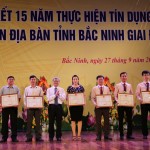 Chủ tịch UBND tỉnh Nguyễn Tử Quỳnh tặng Bằng khen cho các tập thể, cá nhân đạt thành tích xuất sắc