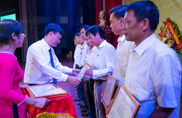 Phó Tổng Giám đốc NHCSXH Bùi Quang Vinh trao Giấy khen của Tổng Giám đốc NHCSXH cho các tập thể, cá nhân