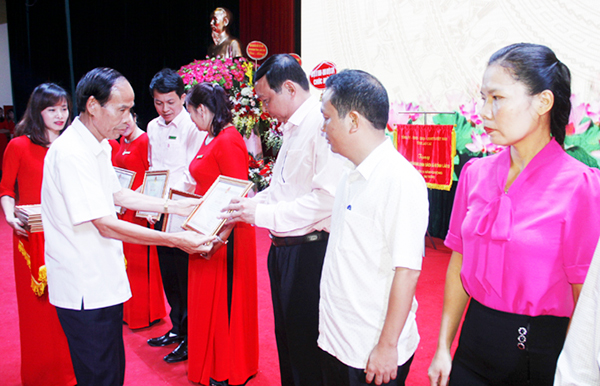 Phó Chủ tịch UBND tỉnh Nguyễn Hữu Thể trao Bằng khen của UBND tỉnh cho các tập thể, cá nhân có thành tích xuất sắc