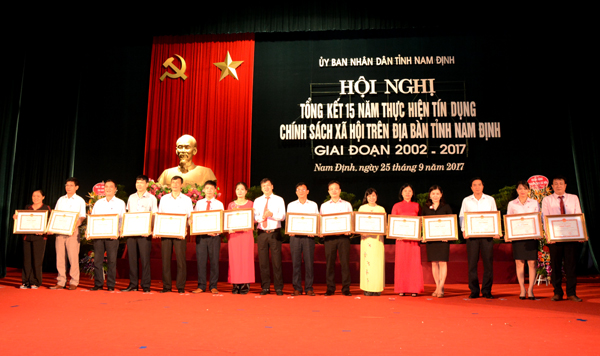 Các cá nhân, tập thể nhận Bằng khen của UBND tỉnh Nam Định