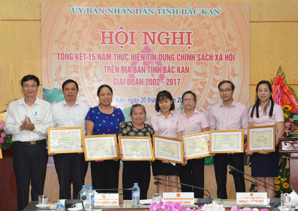 Phó Tổng Giám đốc Bùi Quang Vinh chúc mừng và trao Giấy khen của Tổng Giám đốc NHCSXH cho các các tập thể, cá nhân có thành tích xuất sắc trong thực hiện tín dụng chính sách xã hội