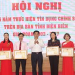Phó Chủ tịch UBND tỉnh Lê Văn Quý trao Bằng khen của UBND tỉnh cho các tập thể