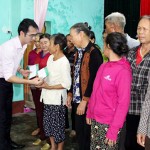 Thay mặt CBVCLĐ NHCSXH, Phó Tổng Giám đốc NHCSXH trao 200 suất quà cho các hộ dân bị ảnh do bão số 10 trên địa bàn tỉnh Hà Tĩnh