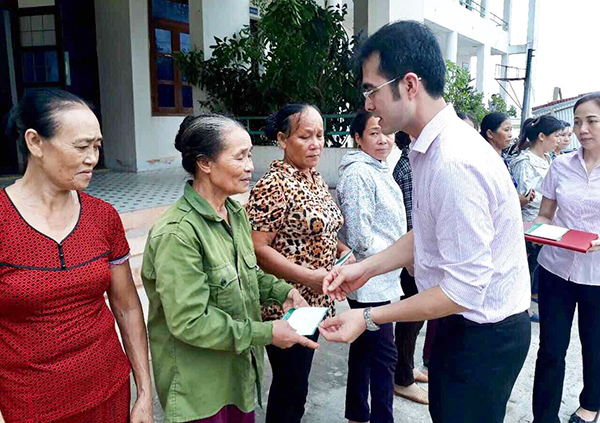Đoàn công tác thăm hỏi và tặng quà bà con bị ảnh hưởng do bão trên địa bàn xã Quảng Minh