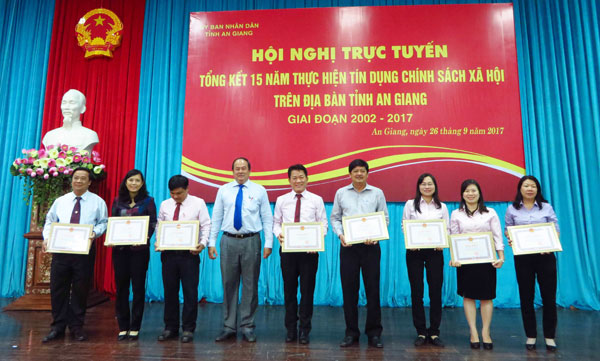 Phó Chủ tịch tỉnh Nguyễn Thanh Bình chúc mừng các tập thể, cá nhân được nhận Bằng khen của UBND tỉnh An Giang