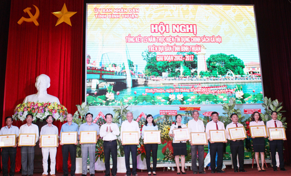 Các tập thể, cá nhân có thành tích xuất sắc trong hoạt động tín dụng chính sách xã hội giai đoạn 2002 - 2017 được nhận Bằng khen của UBND tỉnh Bình Thuận