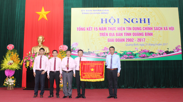 Lãnh đạo tỉnh Quảng Bình tặng Cờ thi đua cho NHCSXH tỉnh Quảng Bình