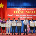 Phó Phó Chủ tịch tỉnh Nguyễn Tiến Dũng chúc mừng các tập thể, cá nhân được Chủ tịch UBND tỉnh tặng Bằng khen
