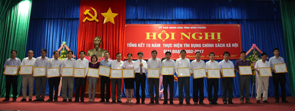 Phó Tổng Giám đốc Nguyễn Mạnh Tú chúc mừng các tập thể, cá nhân được Tổng Giám đốc NHCSXH tặng Giấy khen