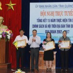 Phó Chủ tịch UBND tỉnh Quảng Nam Lê Văn Thanh tặng Bằng khen của UBND tỉnh cho các tập thể, cá nhân xuất sắc